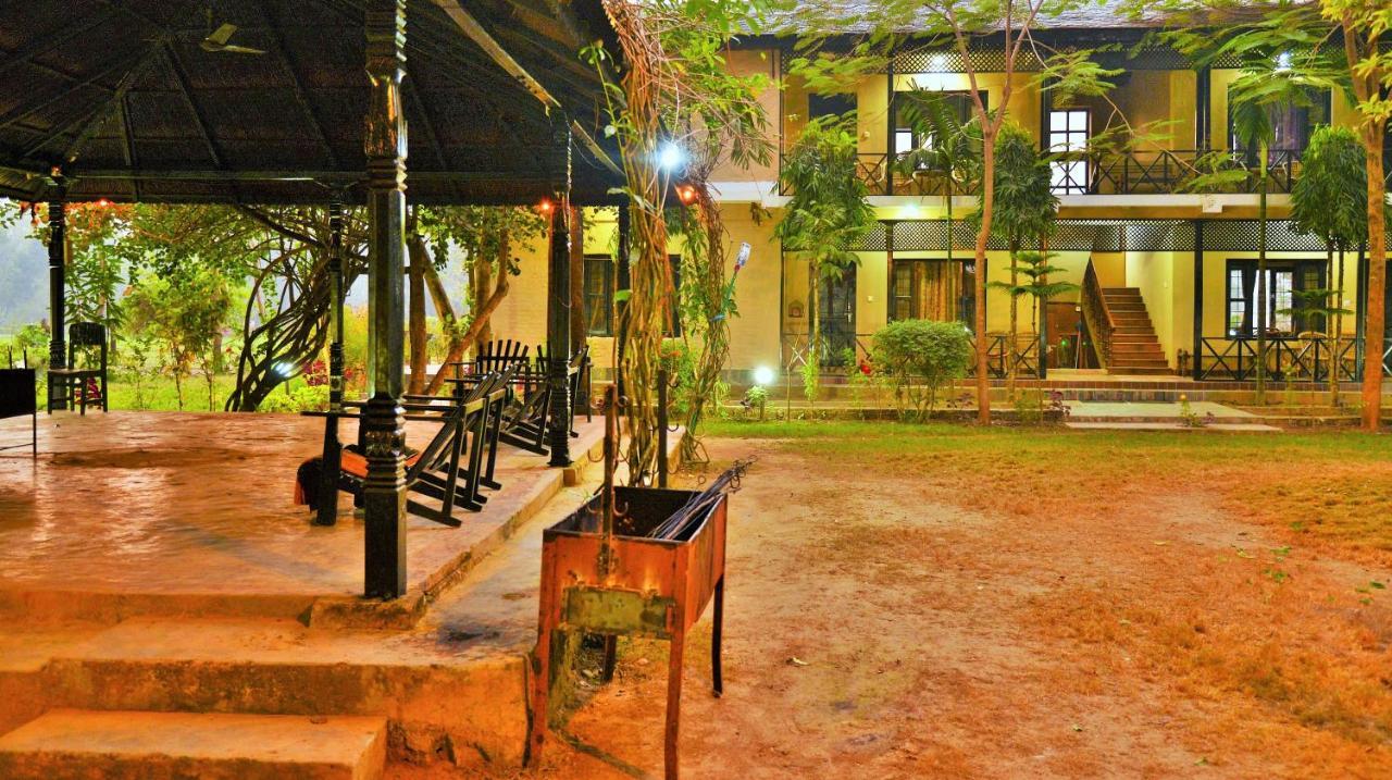 Hotel Parkside & Swimming Pool-Between Greenery And Azure ,Your Perfect Retreat Chitwan Luaran gambar