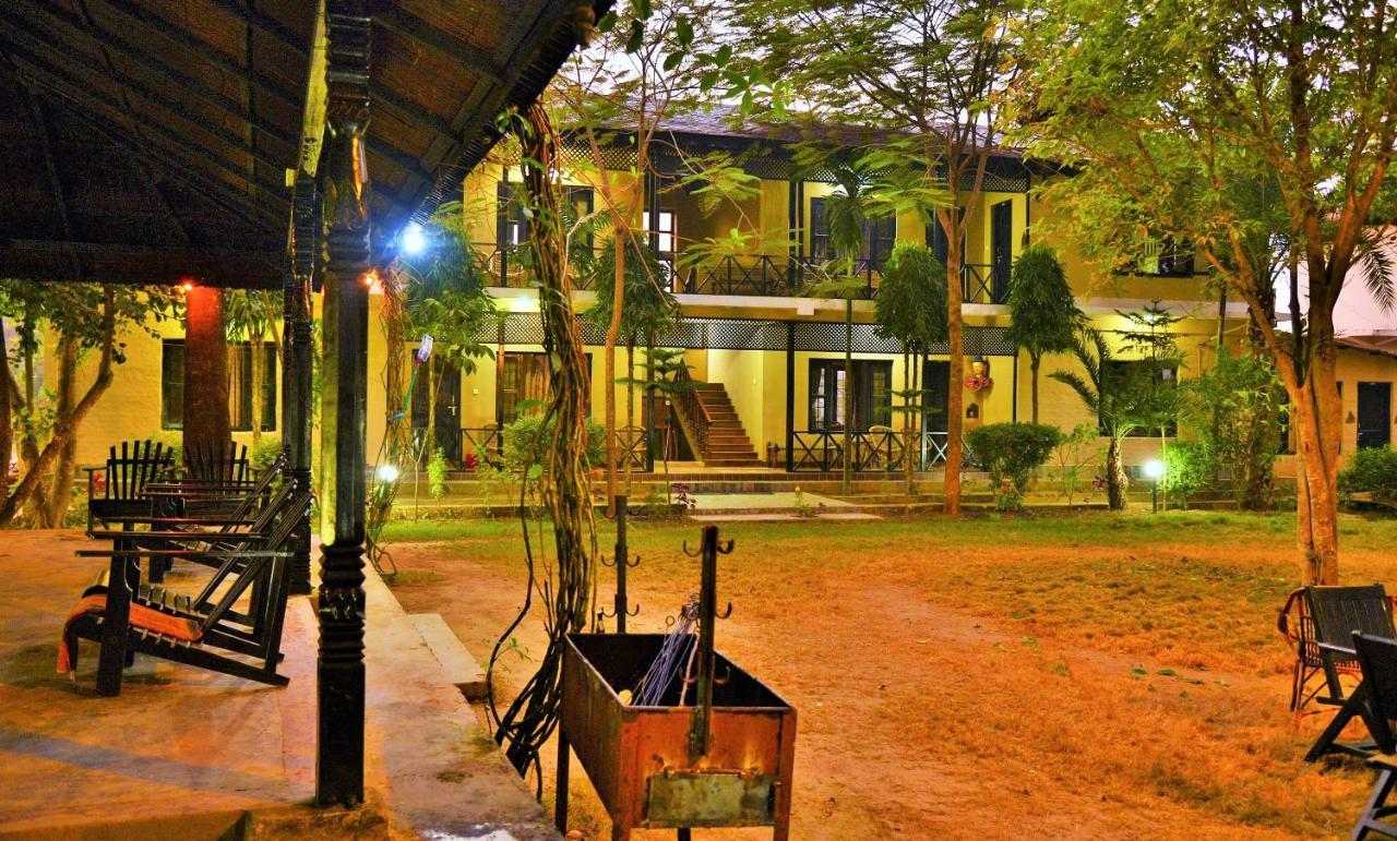 Hotel Parkside & Swimming Pool-Between Greenery And Azure ,Your Perfect Retreat Chitwan Luaran gambar