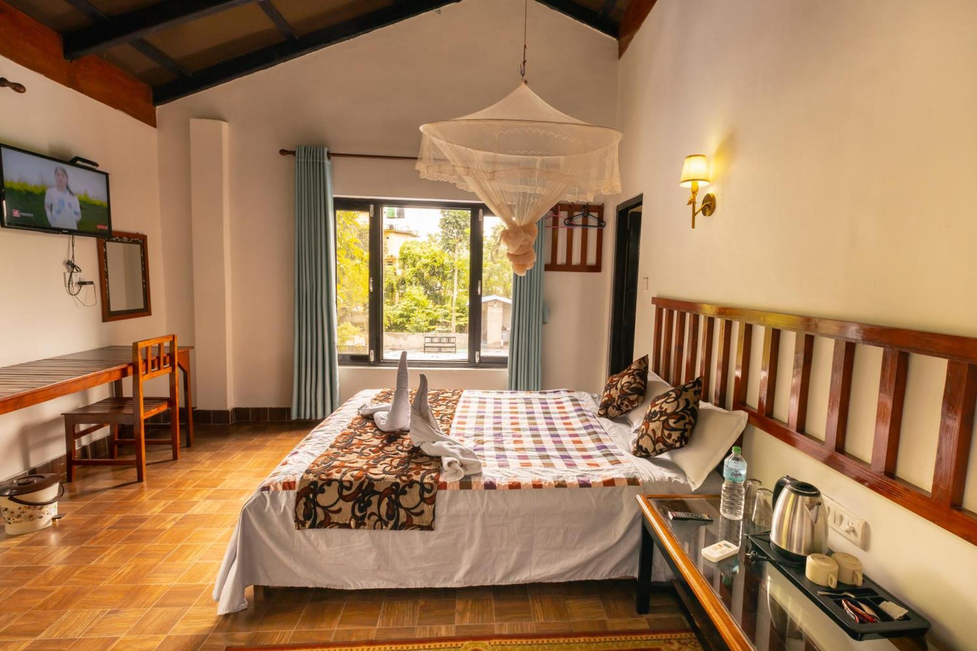 Hotel Parkside & Swimming Pool-Between Greenery And Azure ,Your Perfect Retreat Chitwan Luaran gambar