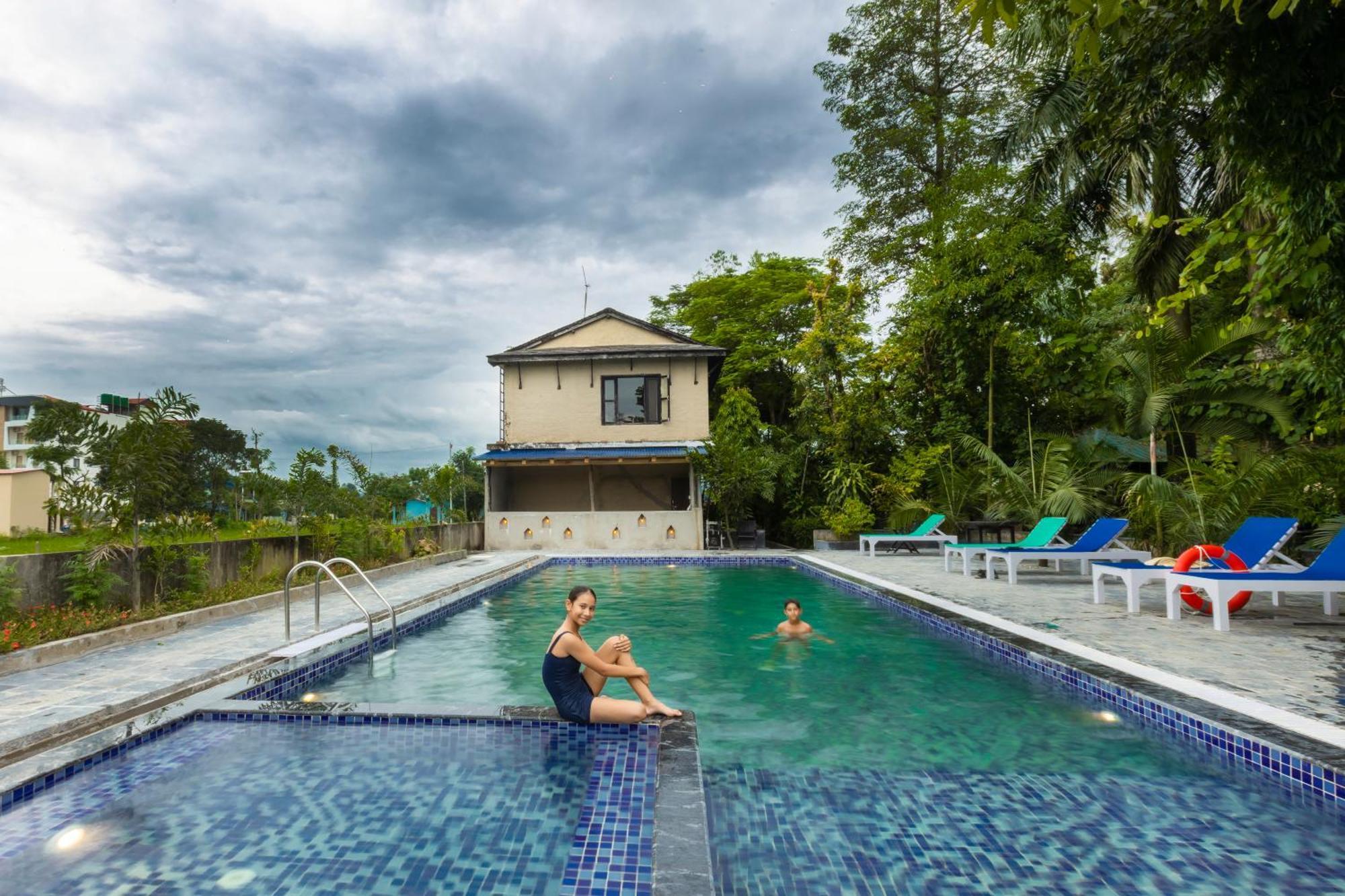 Hotel Parkside & Swimming Pool-Between Greenery And Azure ,Your Perfect Retreat Chitwan Luaran gambar