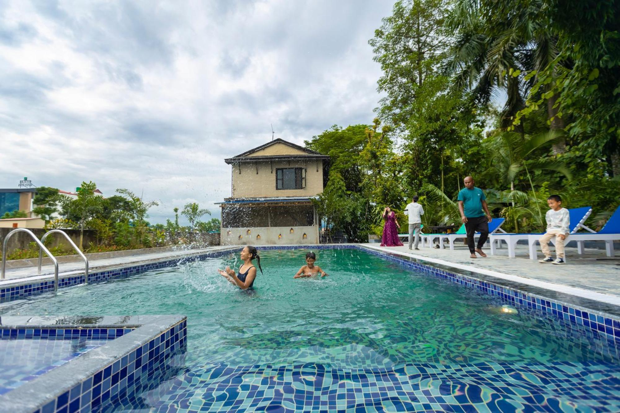 Hotel Parkside & Swimming Pool-Between Greenery And Azure ,Your Perfect Retreat Chitwan Luaran gambar
