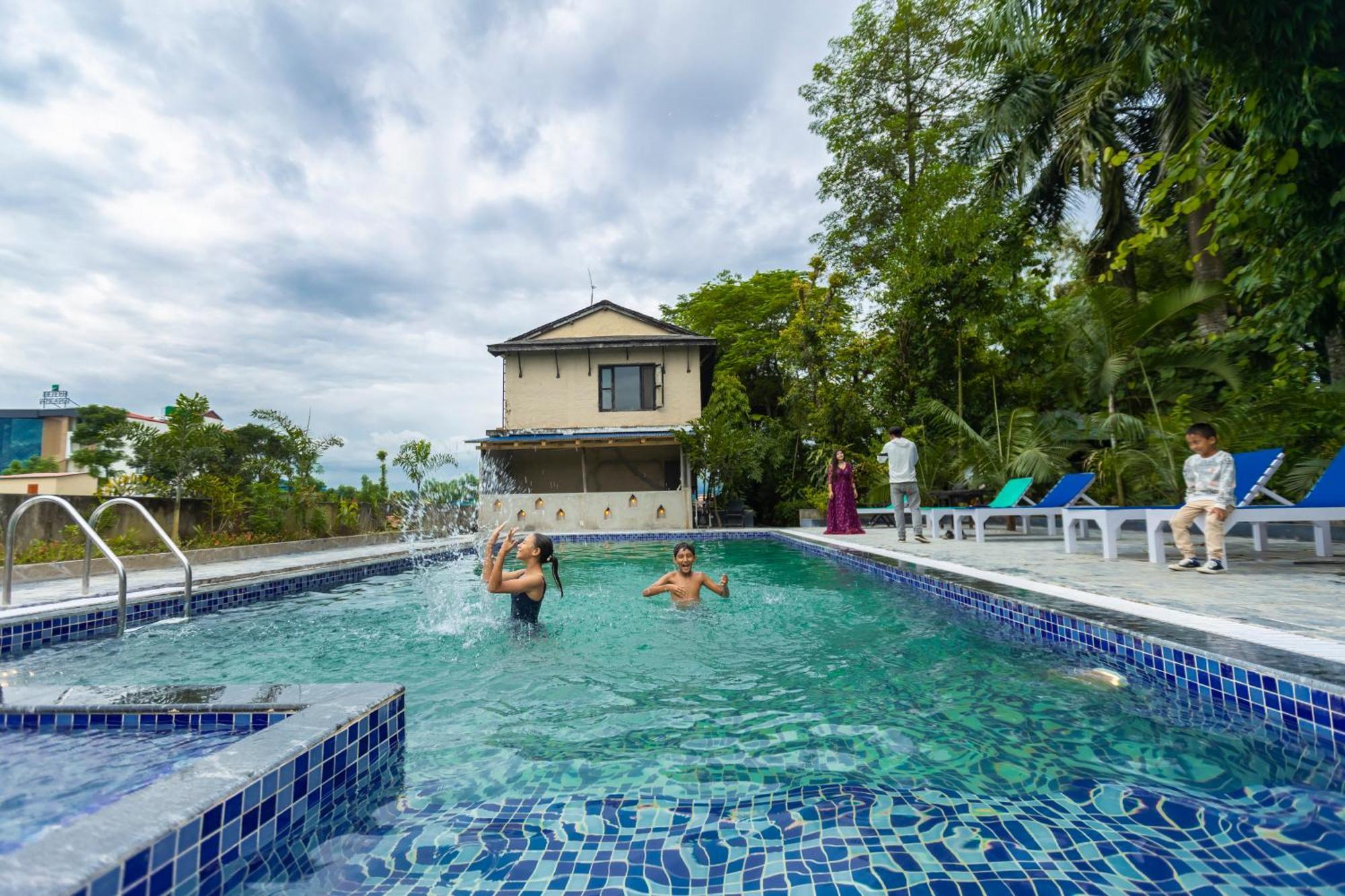 Hotel Parkside & Swimming Pool-Between Greenery And Azure ,Your Perfect Retreat Chitwan Luaran gambar