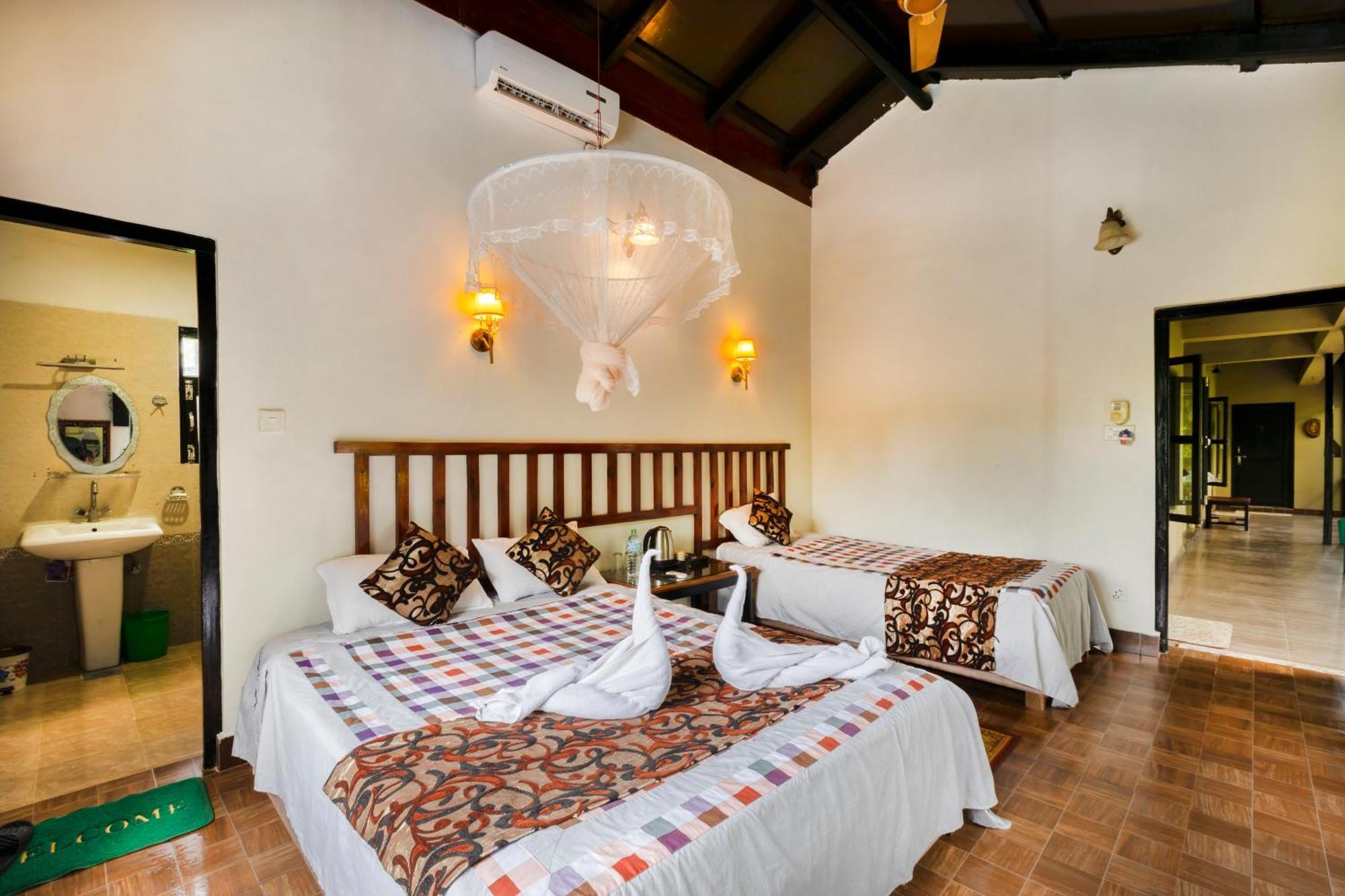 Hotel Parkside & Swimming Pool-Between Greenery And Azure ,Your Perfect Retreat Chitwan Luaran gambar