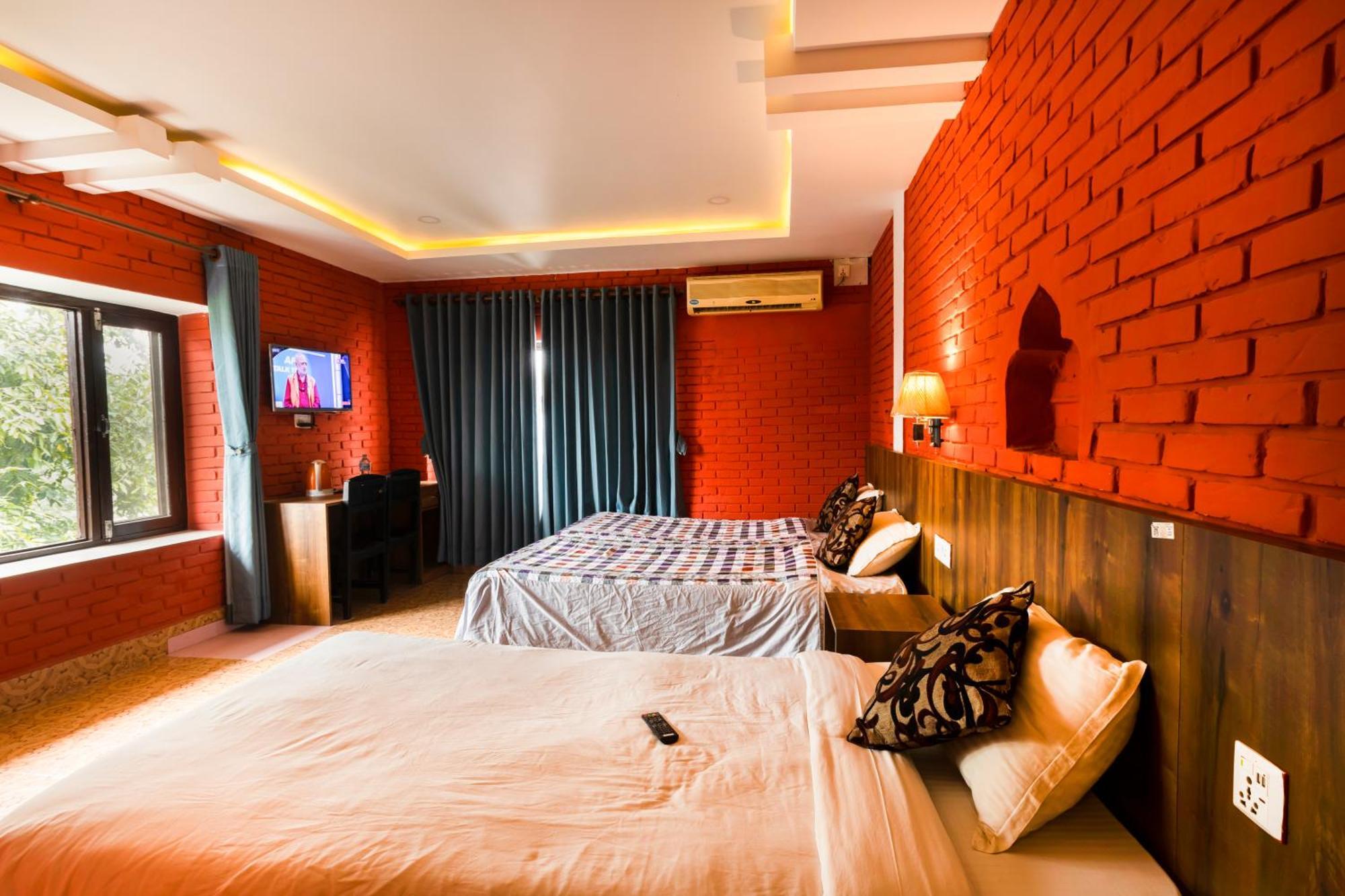 Hotel Parkside & Swimming Pool-Between Greenery And Azure ,Your Perfect Retreat Chitwan Luaran gambar