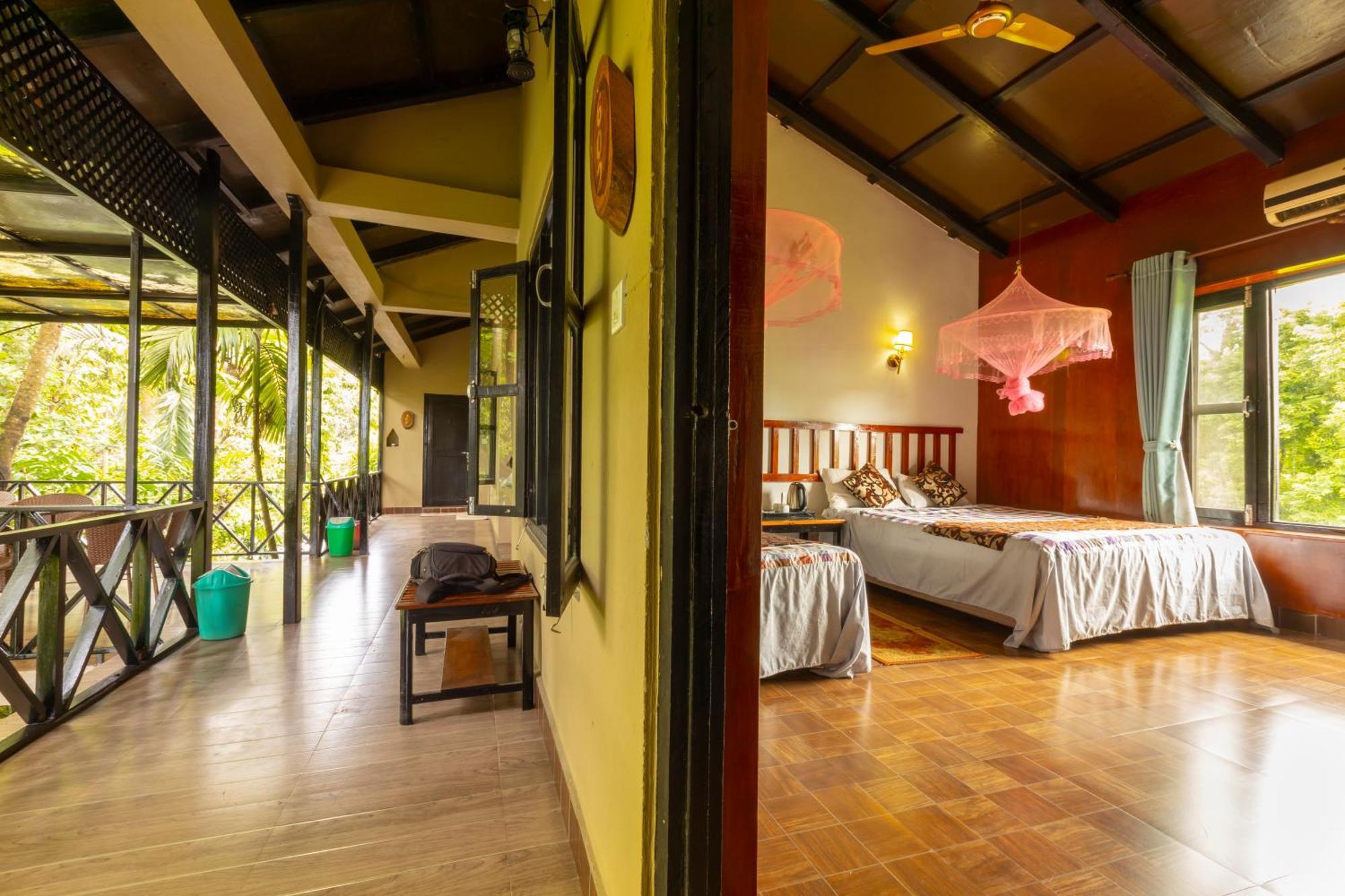 Hotel Parkside & Swimming Pool-Between Greenery And Azure ,Your Perfect Retreat Chitwan Luaran gambar