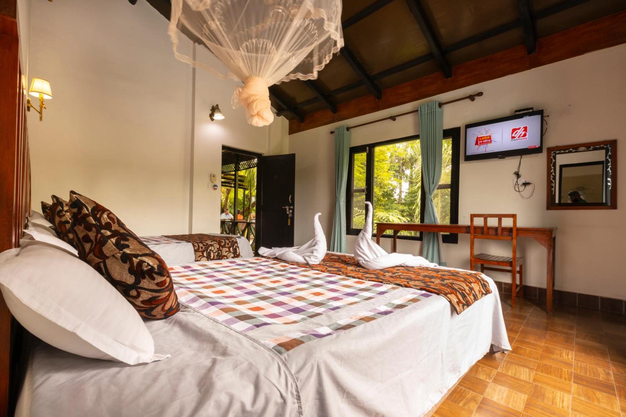 Hotel Parkside & Swimming Pool-Between Greenery And Azure ,Your Perfect Retreat Chitwan Luaran gambar