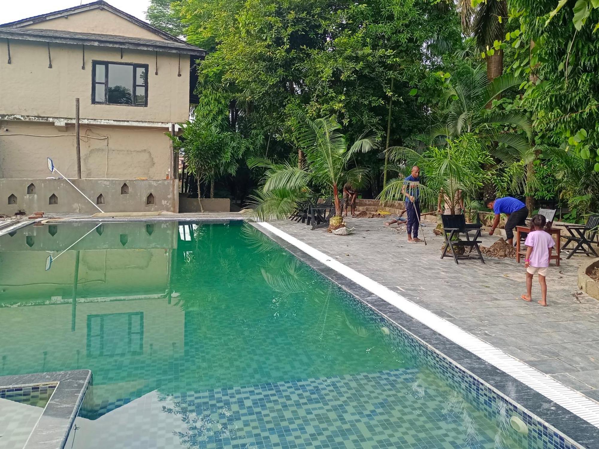 Hotel Parkside & Swimming Pool-Between Greenery And Azure ,Your Perfect Retreat Chitwan Luaran gambar