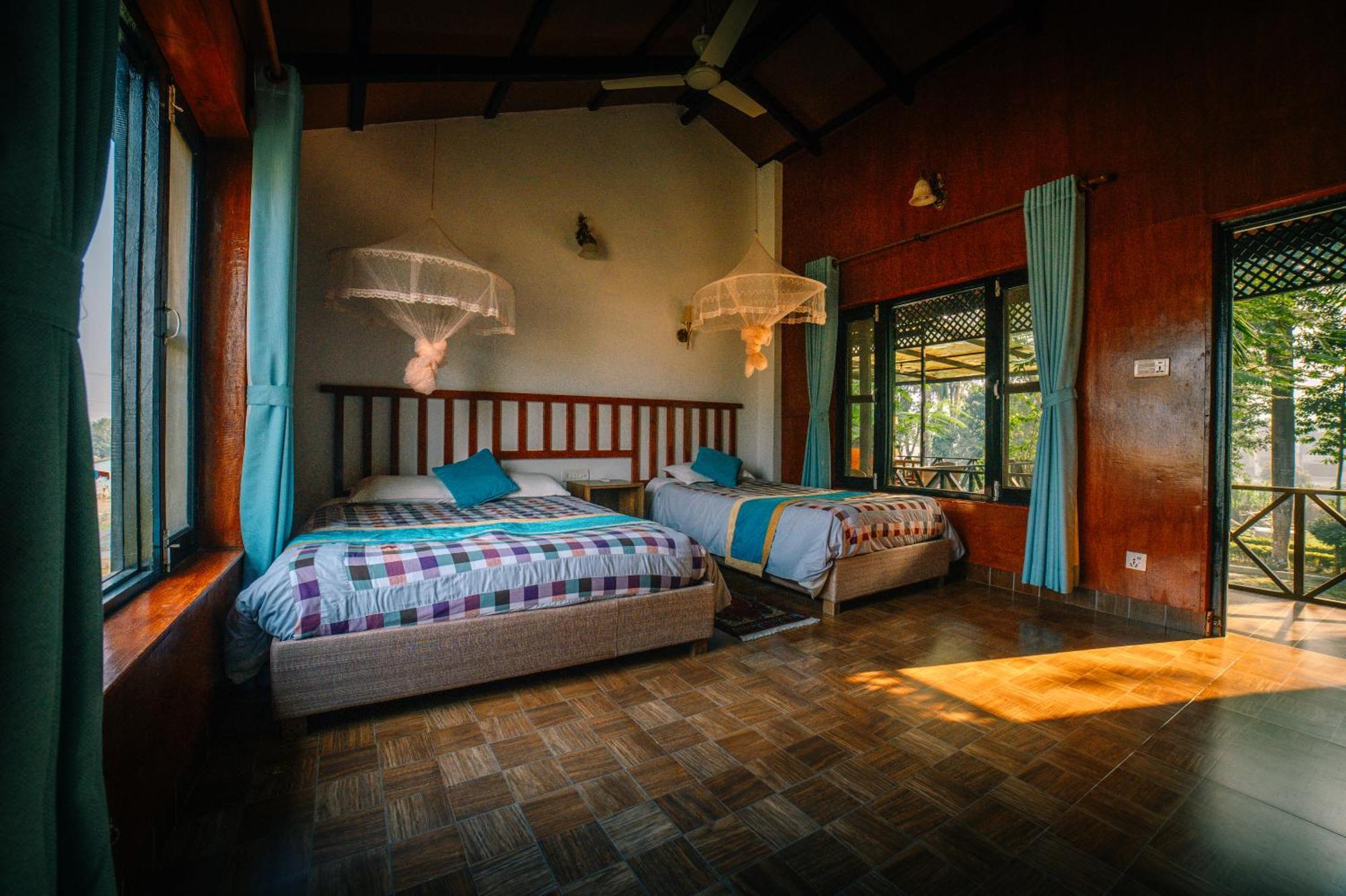 Hotel Parkside & Swimming Pool-Between Greenery And Azure ,Your Perfect Retreat Chitwan Luaran gambar
