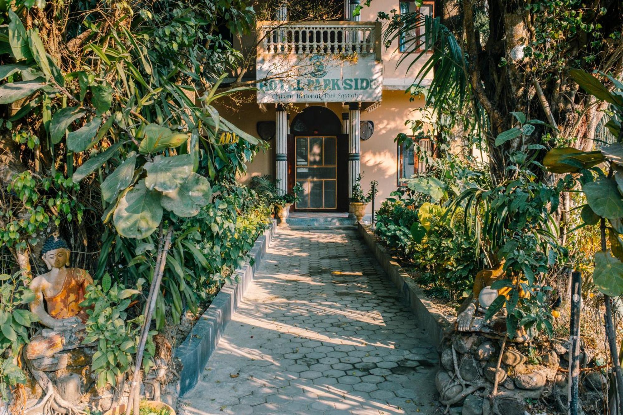 Hotel Parkside & Swimming Pool-Between Greenery And Azure ,Your Perfect Retreat Chitwan Luaran gambar