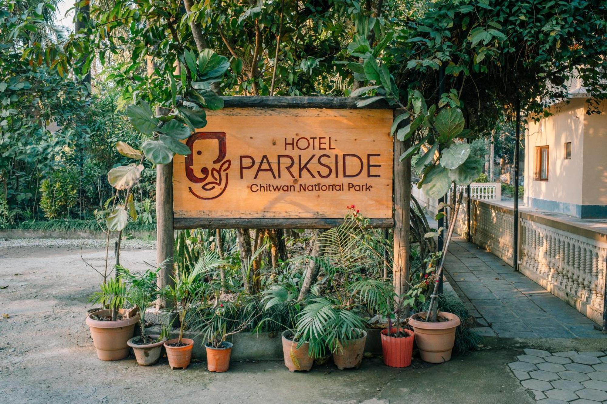 Hotel Parkside & Swimming Pool-Between Greenery And Azure ,Your Perfect Retreat Chitwan Luaran gambar